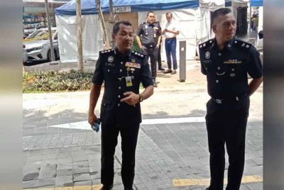 Sulizmie Affendy (kiri) ketika ditemui pemberita di lokasi tragedi tanah jerlus dekat Jalan Masjid India pada Khamis.