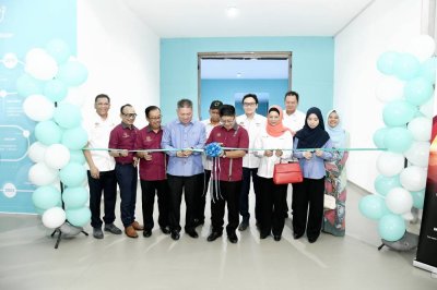 Ewon (lima dari kiri), Arifin (empat dari kiri) dan Ain Azizah (kanan) memotong riben untuk merasmikan kilang baharu Bubbles O2 ketika Majlis Perasmian Kilang Baharu Bubbles O2, di Rantau pada Khamis.