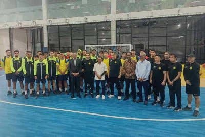 Pemain Harimau Malaya bergambar bersama Faisal pada hari pertama sesi latihan Harimau Malaya.