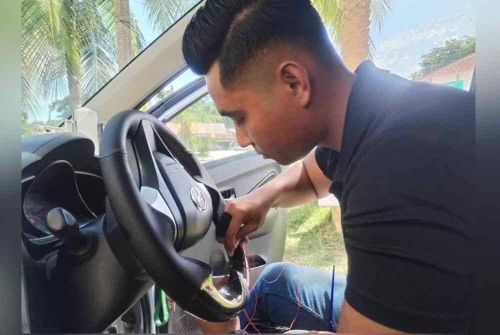 Muhammad Shalihin menyediakan khidmat menjahit stereng kereta secara bergerak bergantung kepada permintaan pelanggan.