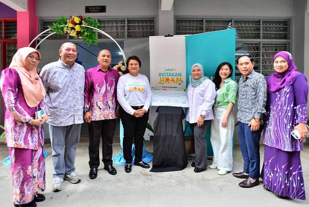 Lotus's Malaysia menggunakan dana #KitakanJiran sebanyak RM70,000 untuk menaiktaraf makmal sains SK Pandan Jaya.