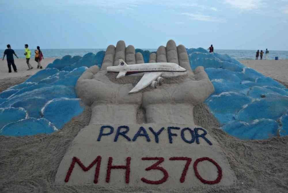 Arca pasir yang dibuat oleh artis pasir India, Sudersan Pattnaik menampilkan mesej berdoa untuk pesawat MH370.