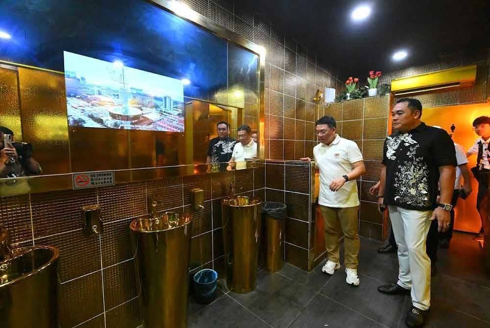 Kor Ming (kiri) percaya Malaysia berkeupayaan memastikan sekurang-kurangnya 75 peratus tandas awam di negara ini mencapai tahap BMW menjelang Tahun Melawat Malaysia 2026.