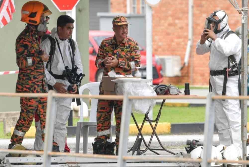 Anggota Jabatan Bomba dan Penyelamat Malaysia bersiap sedia memakai alatan menyelam bagi meneruskan operasi mencari dan menyelamat (SAR) mangsa yang hilang dalam insiden tanah jerlus, di Loji Indah Water Konsortium (IWK) Pantai Dalam. Foto Bernama