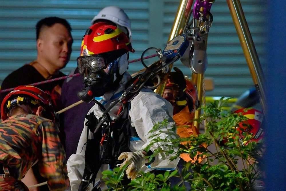 Usaha pasukan penyelam JBPM untuk mencari mangsa tanah jerlus yang hilang di Jalan Masjid India dengan melakukan selaman di dalam saluran kumbahan berhampiran lokasi kejadian sekali lagi menemui jalan buntu. Foto Bernama