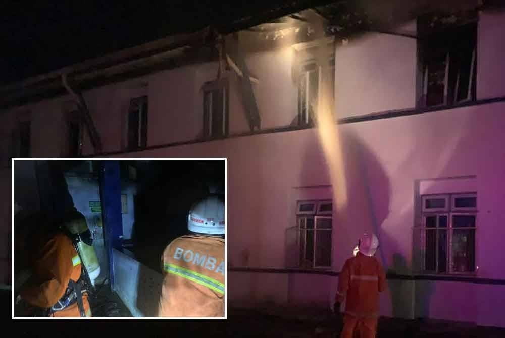Anggota bomba berusaha memadamkan kebakaran di melibatkan empat buah bilik di tingkat satu asrama Maktab Rendah Sains MARA (MRSM) Kota Putra di Besut.