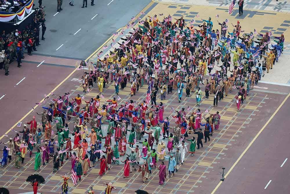 Suasana acara perbarisan dan perarakan pada raptai penuh sambutan Hari Kebangsaan Ke-67 bertemakan 'Malaysia Madani: Jiwa Merdeka' di Dataran Putrajaya pada Khamis. Foto Bernama