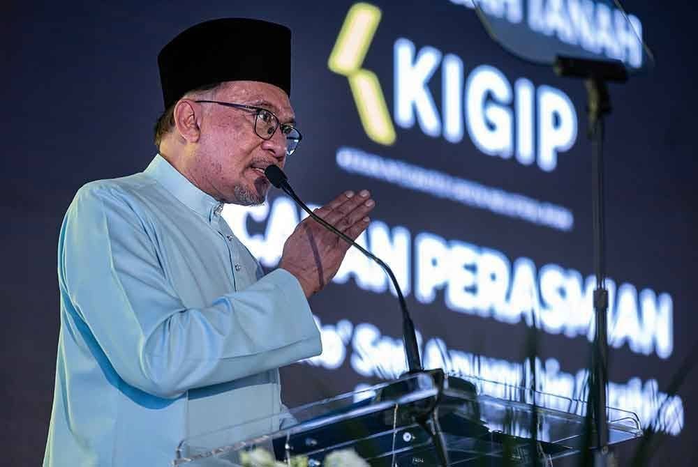 Anwar berucap pada perasmian Majlis Pecah Tanah Kerian Intergrated Green Industrial Park (KIGIP) di Ladang Tali Air pada Jumaat. Foto Bernama