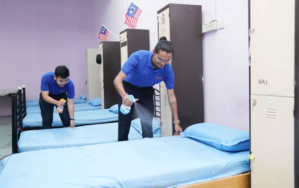 Wakil LBS membantu membersihkan tempat tidur penghuni Rumah Perantaraan Kuala Lumpur.