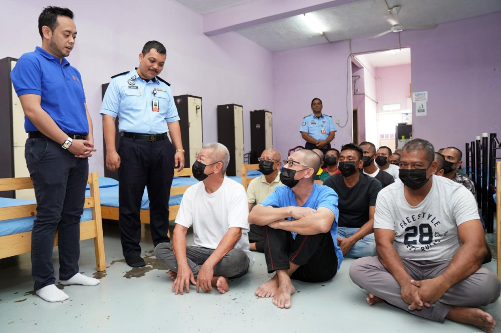 Amal (kiri) bertanya khabar penghuni Rumah Perantaraan Kuala Lumpur.