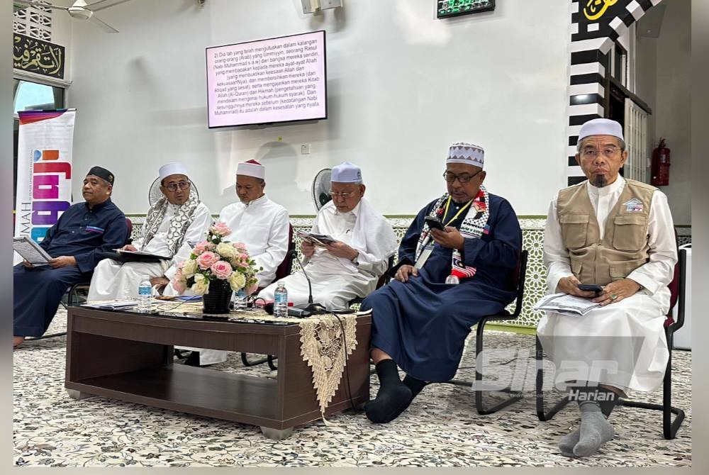 Adnan (dua dari kanan) bersama Dr Azhar (kanan) dan Nik Abdul Kadir (tengah) yang hadir menyertai Malaysia #QuranHour di Kelantan.