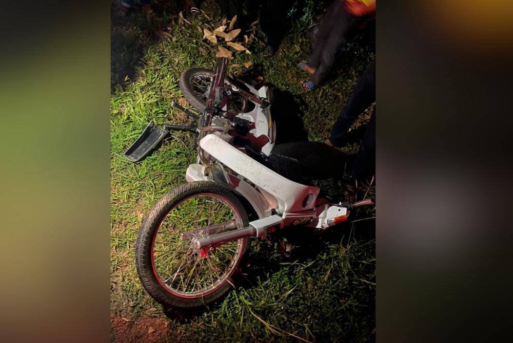 Motosikal yang ditunggang Mohamad Nazrul Shah terbabit kemalangan di Kuala Krai. Foto Ihsan PDRM.