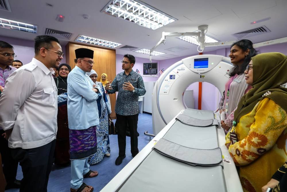 Anwar (dua, kiri) melakukan lawatan di Hospital Bukit Mertajam pada Jumaat. Foto Bernama