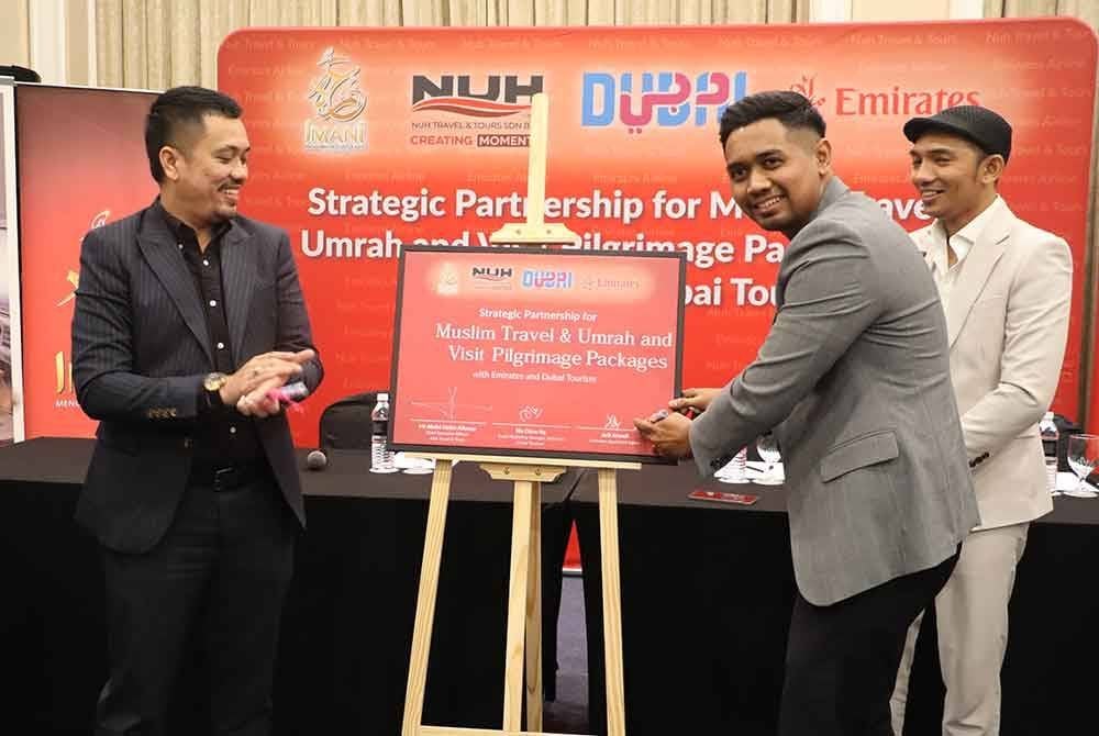 Arif Afendi (kanan) menandatangi perjanjian bersama Nuh Travel and Tours pada Majlis Menandatangani Rakan Strategik Kembara Muslim dan Pakej Umrah Ziarah Dubai di sebuah hotel di Petaling Jaya pada Khamis.