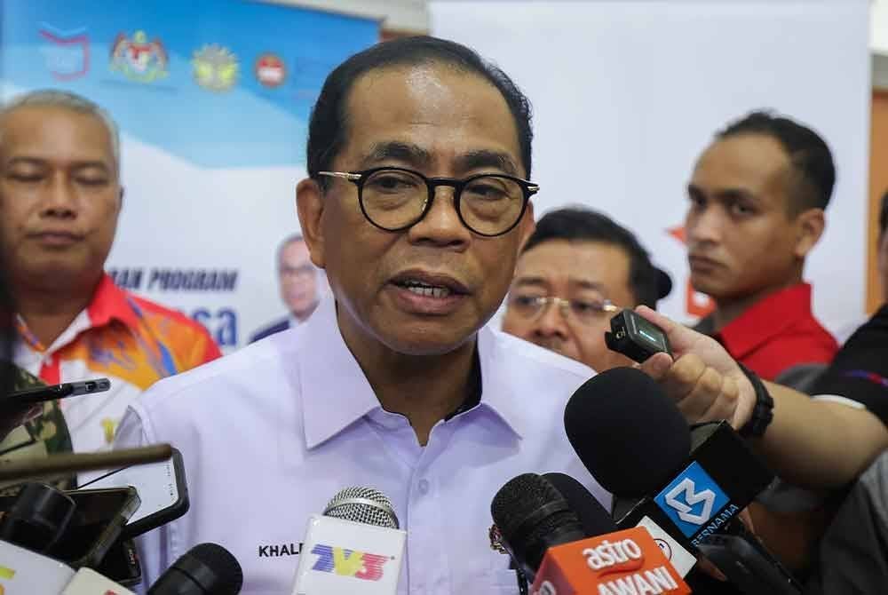 Mohamed Khalid (tengah) ketika ditemui pemberita selepas majlis pelancaran Program e-Perkasa SPM Yayasan Lembaga Tabung Angkatan Tentera (LTAT) dan Universiti Pendidikan Sultan Idris (UPSI) serta sumbangan Chrome Book kepada pelajar sekolah anak anggota Angkatan Tentera Malaysia di Dewan Mahkota, Kem Mahkota pada Jumaat. Foto Bernama