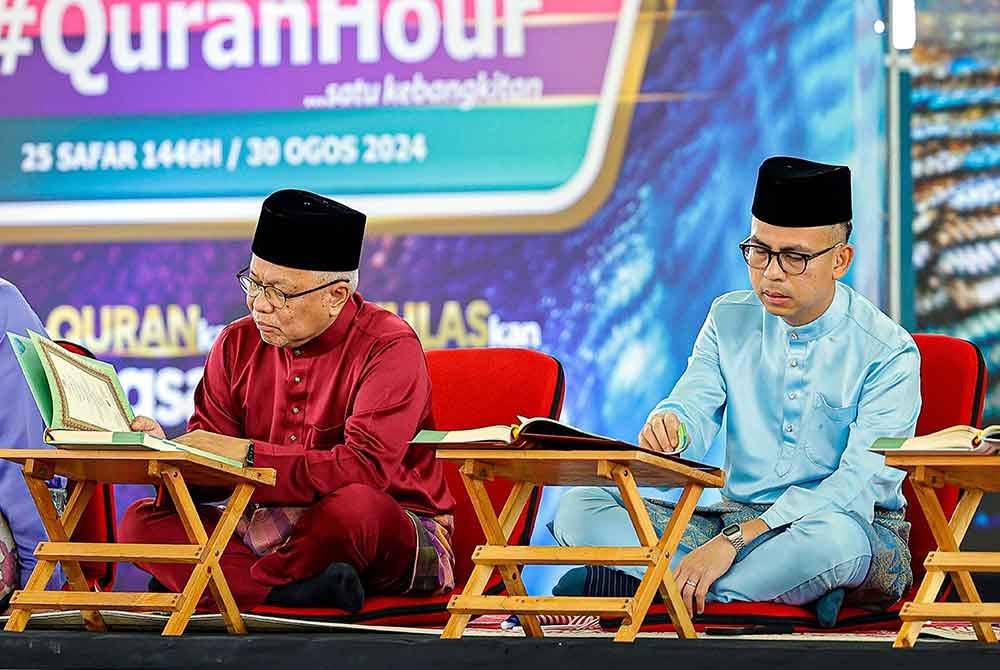 Menteri Komunikasi Fahmi Fadzil dan Pengasas WUIF yang juga Penasihat Kumpulan Karangkraf, Datuk Hussamuddin Yaacub. ketika menghadiri ‘Malaysia #QuranHour' di Masjid Tuanku Mizan Zainal Abidin, pada Jumaat. Foto Bernama