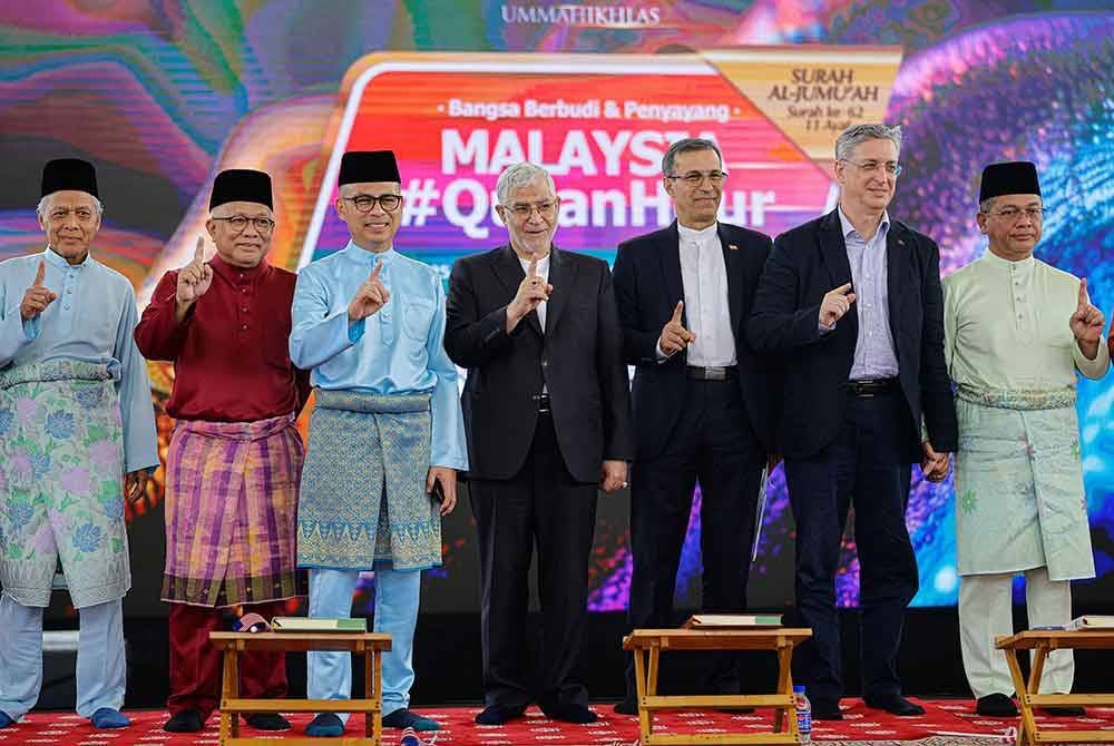 Menteri Komunikasi Fahmi Fadzil (tiga, kiri) dan Menteri di Jabatan Perdana Menteri (Hal Ehwal Agama) Datuk Dr Mohd Na'im Mokhtar (kanan) ketika menghadiri 'MALAYSIA #QuranHour' di Masjid Tuanku Mizan Zainal Abidin hari ini.