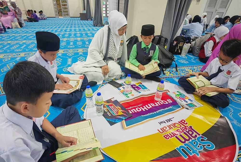 Murid sekolah turut serta dalam program Malaysia #QuranHour di Pusat Islam Pangkalan Udara Sendayan, pada Jumaat.