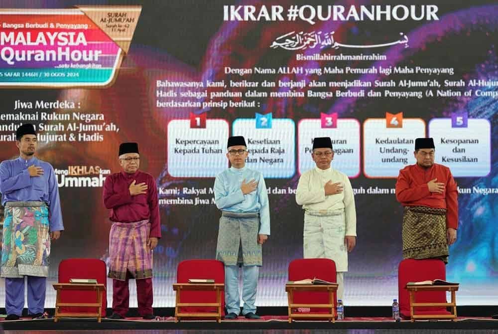 Hussamuddin (dua dari kiri) bersama, Fahmi (tengah ) dan Mohd Na'im Mokhtar bergambar bersama pada program Malaysia #QuranHour di Masjid Tuanku Mizan Zainal Abidin, Putrajaya pada Jumaat. - FOTO : SINAR HARIAN / ASRIL ASWANDI SHUKOR