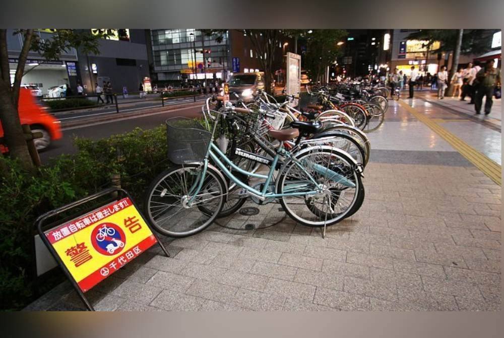 Menunggang basikal di bawah pengaruh alkohol atau membahayakan lalu lintas dengan menggunakan telefon bimbit semasa menunggang di Jepun boleh dihukum penjara dan denda. Foto Agensi