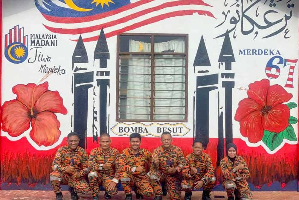 Sebahagian warga BBP Besut merakam gambar bersama mural yang dihasilkan.