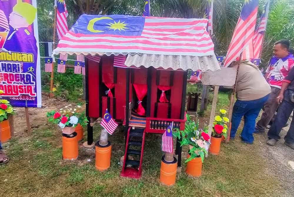 Replika rumah asal generasi pertama peneroka Felda yang dihasilkan oleh penduduk Blok 11