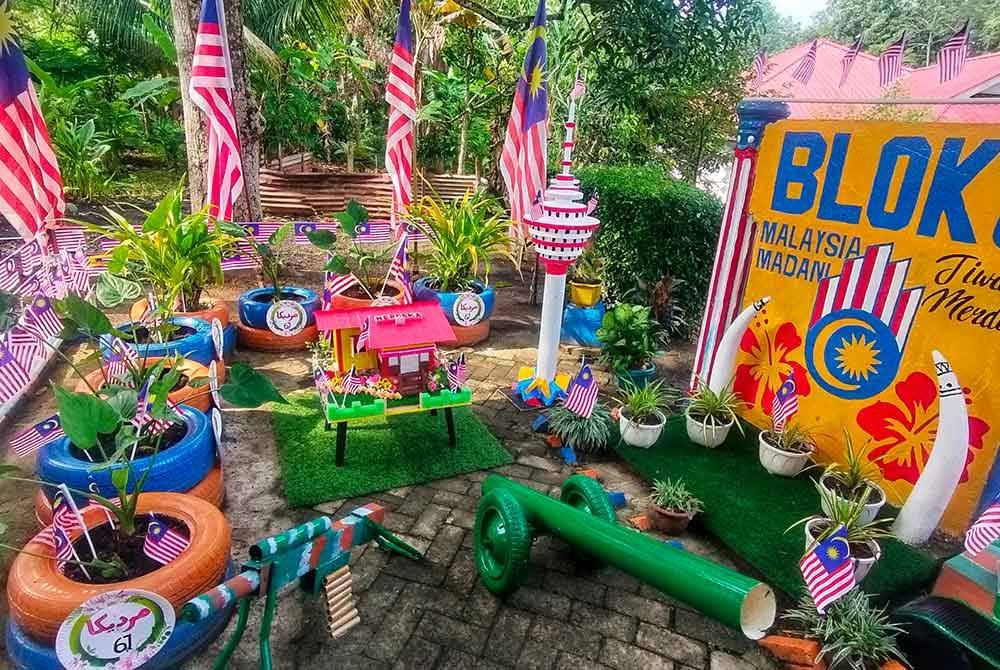 Antara replika dihasilkan penduduk sempena sambutan bulan kemerdekan di Felda Jengka 24.