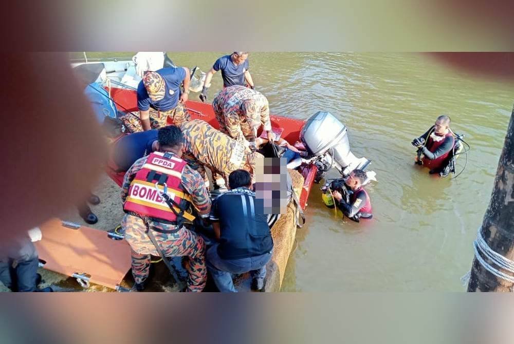 Mangsa berjaya ditemui di kedalaman dua meter di lokasi dilaporkan lemas. Foto Balai Bomba Dan Penyelamat Kuala Terengganu