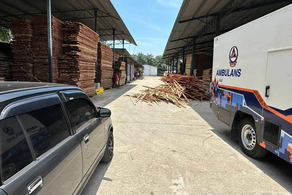 Mangsa disahkan meninggal dunia selepas dihempap kayu di sebuah kilang di Ayer Tawar, Manjung pada Jumaat. Foto: ihsan polis
