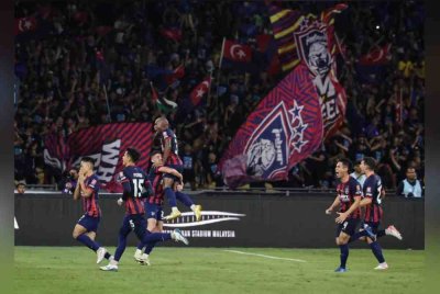 Pemain JDT meraikan gol kedua yang dijaringkan Arif Aiman Hanapi (kiri) pada perlawanan akhir Piala FA menentang Selangor FC di Stadium Nasional Bukit Jalil baru-baru ini. Bernama