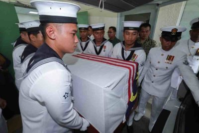 Jenazah Allahyarham Laskar Kelas (LK) I PLM Arman San Hermansa diusung keluar oleh pasukan pengusung Tentera Laut Diraja Malaysia (TLDM). Foto Bernama