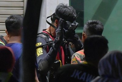 Pasukan SAR sekali lagi melakukan selaman di dalam saluran kumbahan berhampiran lokasi insiden tanah jerlus di Jalan Masjid India kira-kira jam 4 pagi Jumaat. Foto Bernama