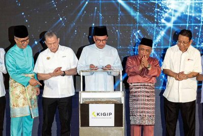 Anwar menyempurnakan perasmian Majlis Pecah Tanah Kerian Intergrated Green Industrial Park (KIGIP) di Ladang Tali Air pada Jumaat. Foto Bernama