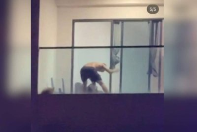 Tangkap layar tindakan seorang lelaki didakwa memukul anjing baka Husky dalam kejadian di sebuah kondominium di Kajang sebelum ini.
