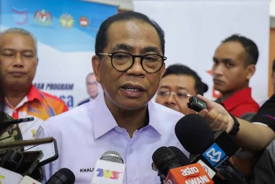 Mohamed Khalid (tengah) ketika ditemui pemberita selepas majlis pelancaran Program e-Perkasa SPM Yayasan Lembaga Tabung Angkatan Tentera (LTAT) dan Universiti Pendidikan Sultan Idris (UPSI) serta sumbangan Chrome Book kepada pelajar sekolah anak anggota Angkatan Tentera Malaysia di Dewan Mahkota, Kem Mahkota pada Jumaat. Foto Bernama