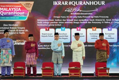 Hussamuddin (dua dari kiri) bersama, Fahmi (tengah ) dan Mohd Na'im Mokhtar bergambar bersama pada program Malaysia #QuranHour di Masjid Tuanku Mizan Zainal Abidin, Putrajaya pada Jumaat. - FOTO : SINAR HARIAN / ASRIL ASWANDI SHUKOR