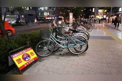 Menunggang basikal di bawah pengaruh alkohol atau membahayakan lalu lintas dengan menggunakan telefon bimbit semasa menunggang di Jepun boleh dihukum penjara dan denda. Foto Agensi