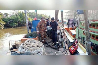 Seorang warga emas ditemukan lemas selepas dipercayai terjatuh ke dalam sungai ketika memancing di Jeti Kampung Hiliran di Kuala Terengganu pada Jumaat. Foto Balai Bomba Dan Penyelamat Kuala Terengganu
