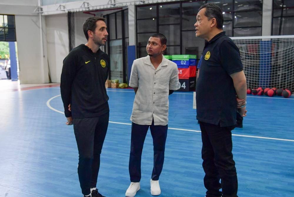 Hamidin (kanan) berbual bersama Pau Marti (kiri) dan Faisal. Foto Bernama