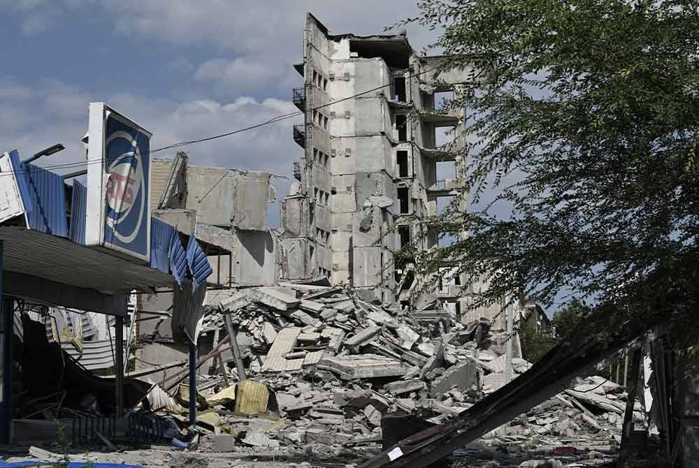 Beberapa struktur di bandar Myrnohrad musnah dibedil.