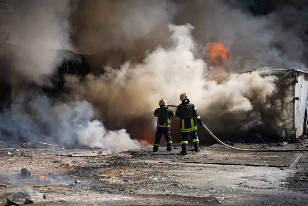 Anggota bomba mengawal kebakaran setelah Rusia turut membalas serangan udara ke atas wilayah Odesa di Ukraine pada awal minggu lalu.