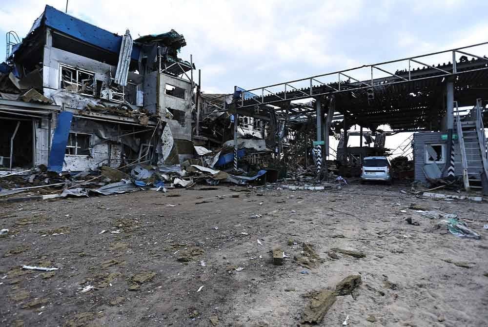 Pos pemeriksaan sempadan berhampiran bandar Sudzha di wilayah Kursk yang kini dikawal tentera Ukraine musnah teruk akibat dibom ketika kempen pencerobohan Kiev dilancarkan.