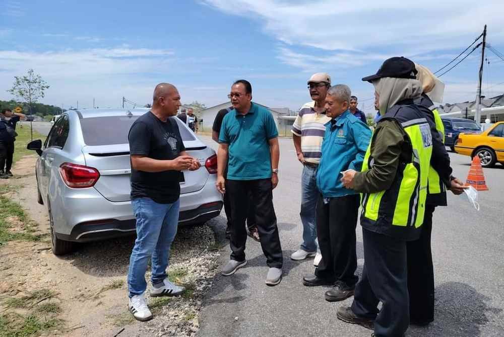Andansura (dua dari kiri) bersama wakil agensi terlibat turun padang selepas menerima aduan penduduk berhubung pencemaran bau di Taman Balok.Baru dan Sungai Balok di sini, baru-baru ini.Foto FB Andansura Rabu.