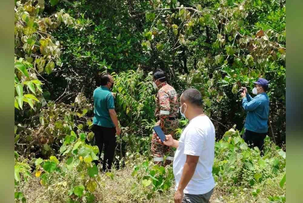 Andansura (kiri) bersama wakil agensi terlibat turun padang meninjau lokasi penemuan buangan berjadual yang dilupuskan di tapak pelupusan haram yang disyaki punca pencemaran bau di Taman Balok.Baru dan Sungai Balok di sini, baru-baru ini.Foto FB Andansura Rabu.