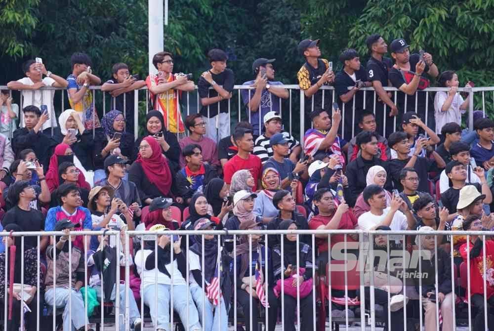 Sepanjang perarakan masuk pasukan berkenaan, suasana bertukar dua kali ganda lebih meriah dengan sorakan daripada pengunjung yang hadir. FOTO SINAR HARIAN-MOHD HALIM ABDUL WAHID