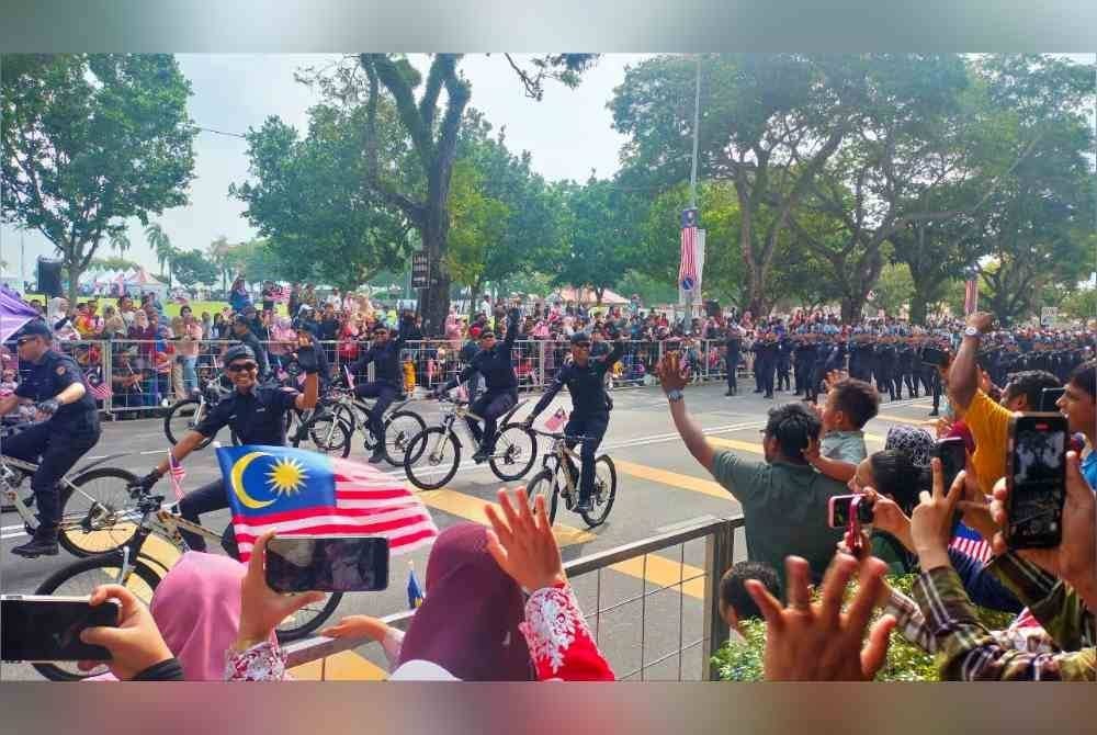 Orang ramai mengambil tempat untuk menyaksikan perbarisan dan perarakan sempena Hari Kebangsaan Ke-67 Peringkat Pulau Pinang yang diadakan di Padang Kota Lama pada Sabtu.