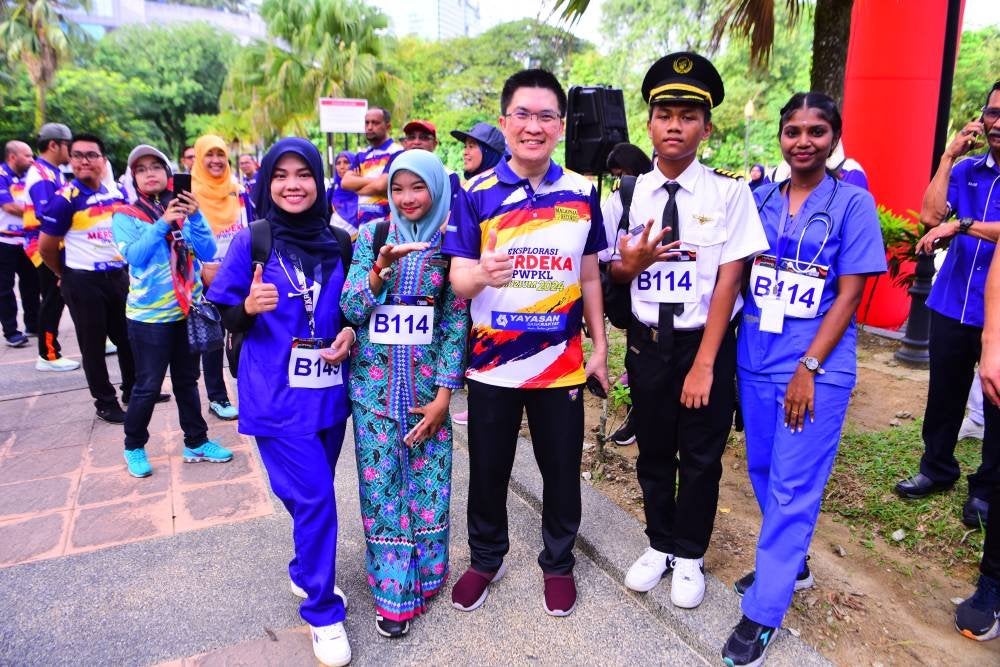 Wong Kah Woh bersama murid dengan berpakaian lengkap kerjaya impian mereka.