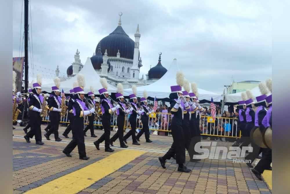 Perarakan dari pasukan pancaragam SMK Sultanah Asma.