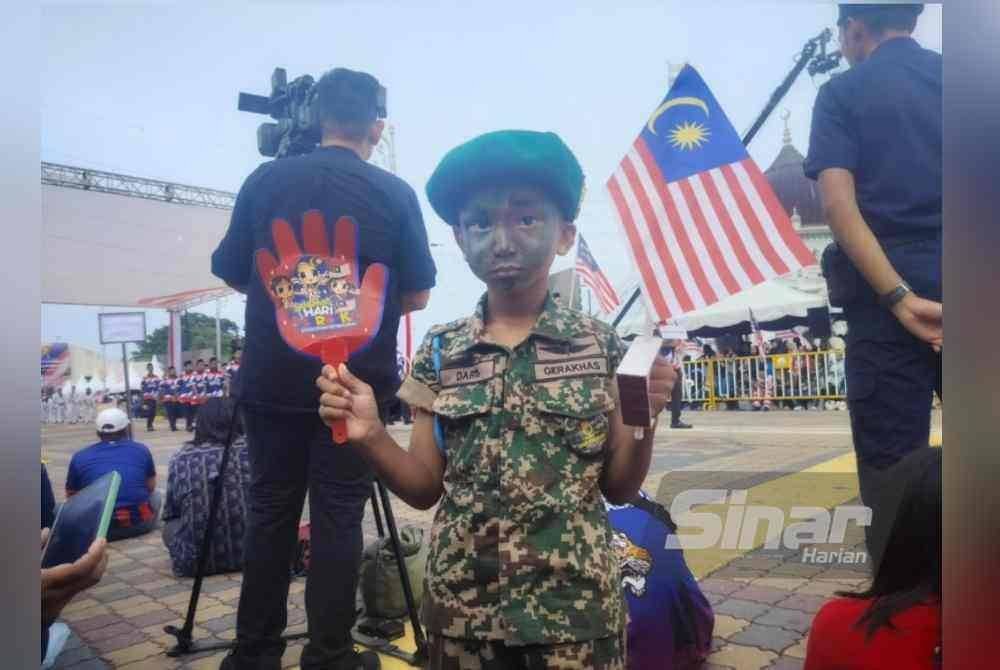 Daris Danial Mohamad Nizam menjadi tumpuan pengunjung dengan uniform tenteranya.