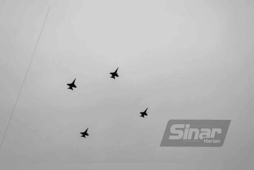 Lintasan empat Pesawat F/A-18D Hornet milik Tentera Udara Diraja Malaysia (TUDM) dari Pangkalan Udara Butterworth berjaya memukau 35,000